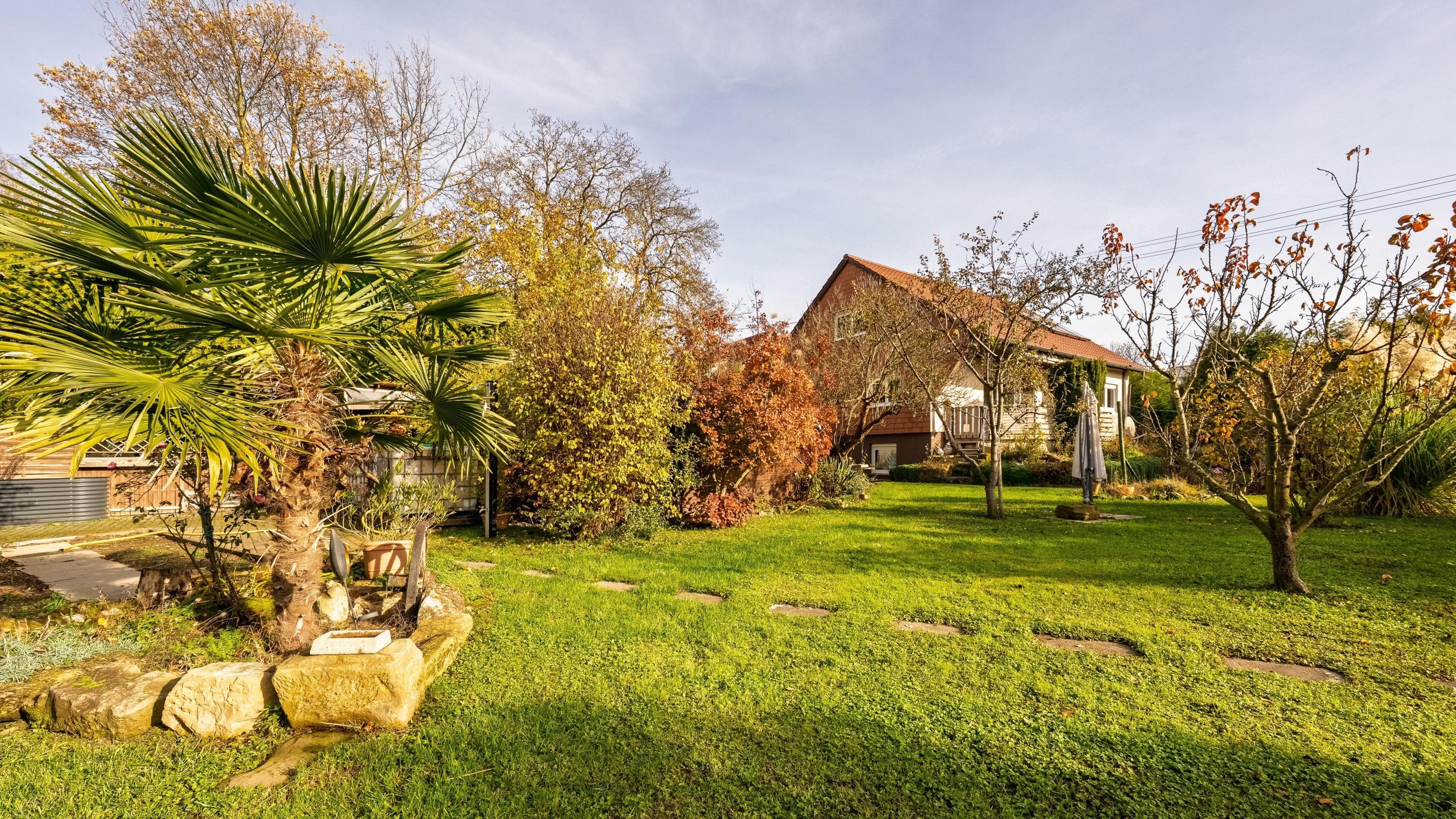 Wohnen im Grünen: Einfamilienhaus mit riesigem Gartenparadies