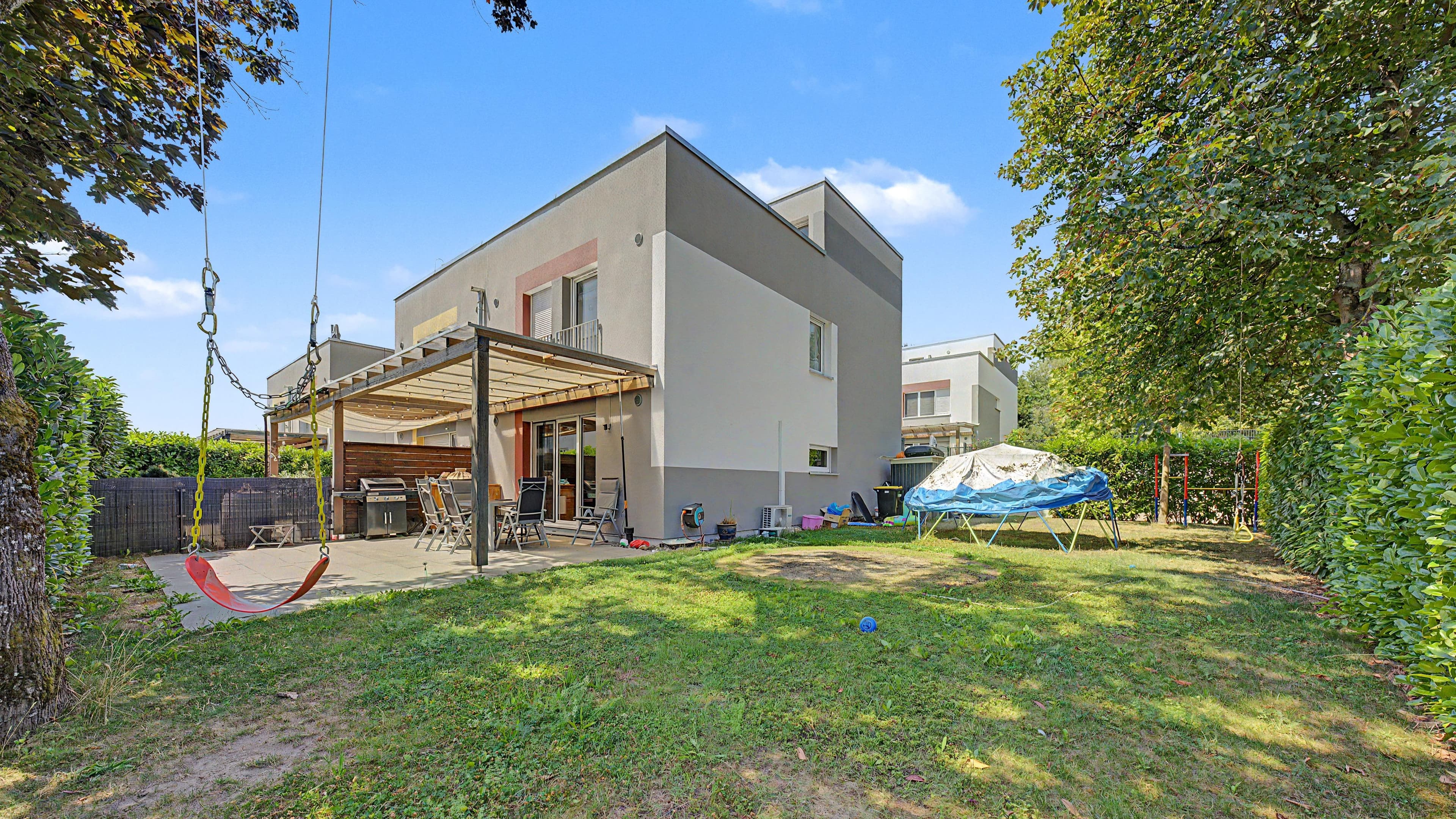 Neuwertige Doppelhaushälfte mit Traum-Dachterrasse