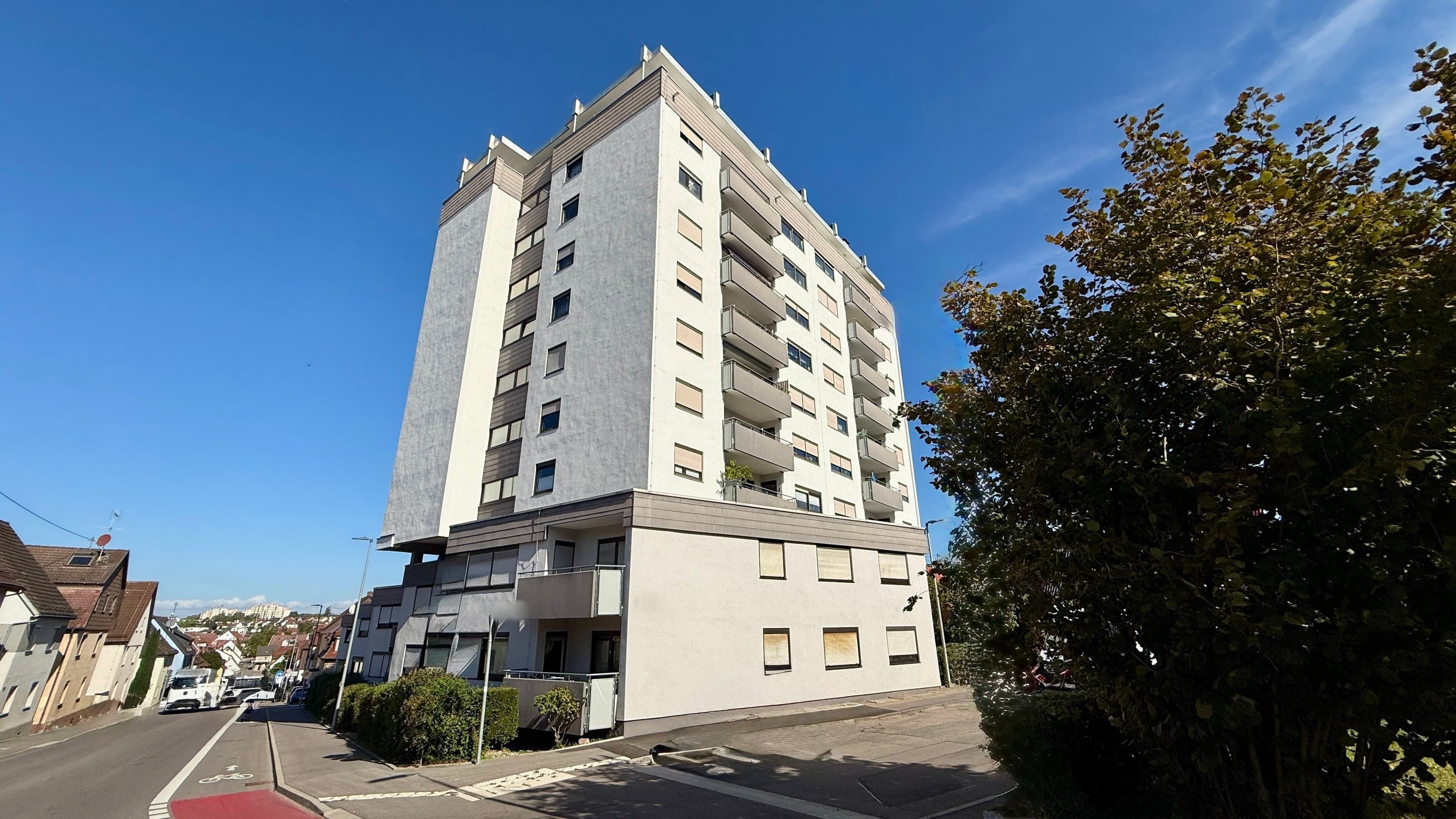 Platz für Ihre Ideen: Großzügige Wohnung mit Eckbalkon und Stellplatz