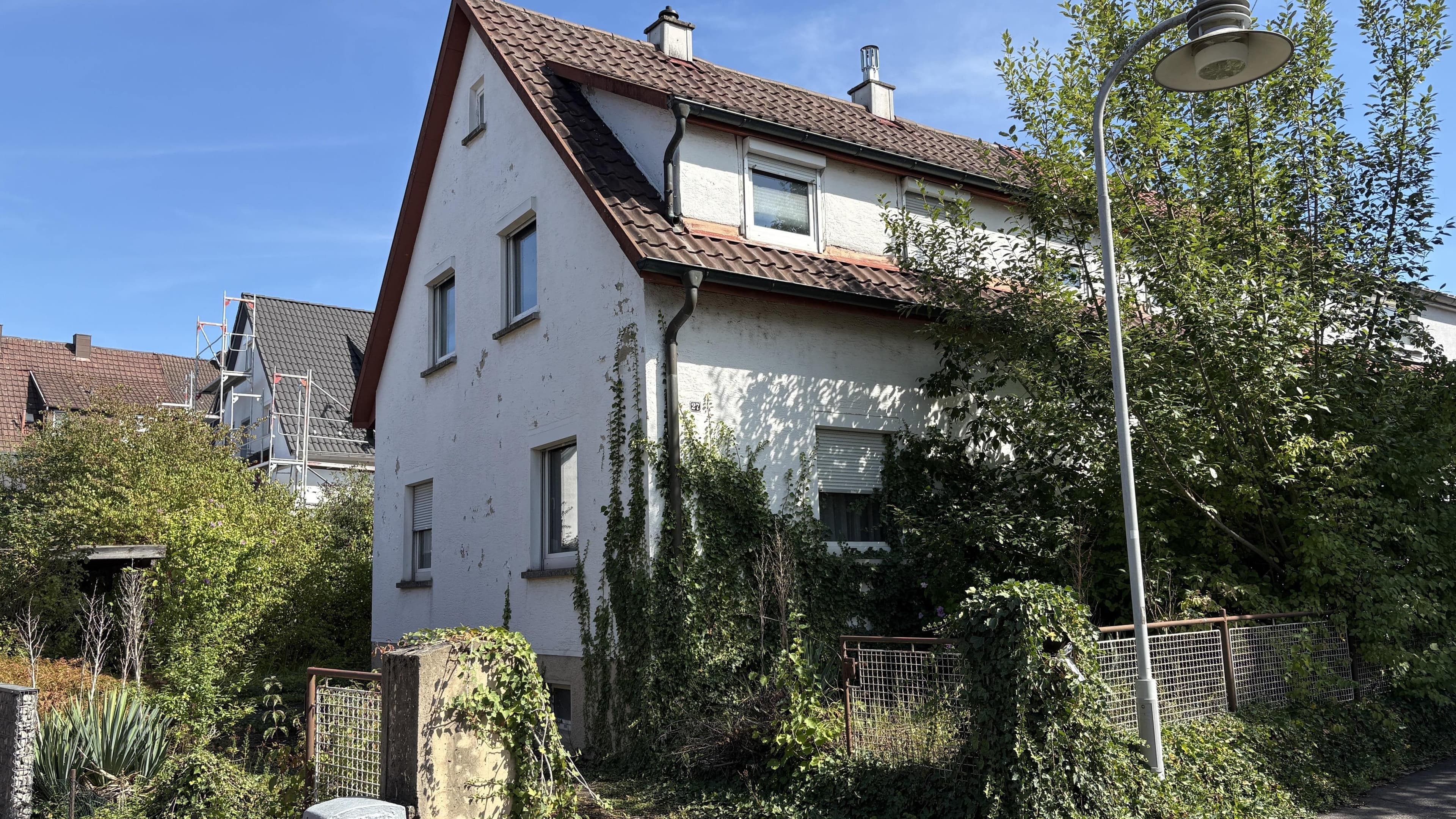 Packen Sie's an - Doppelhaushälfte wartet auf Renovierungswillige!