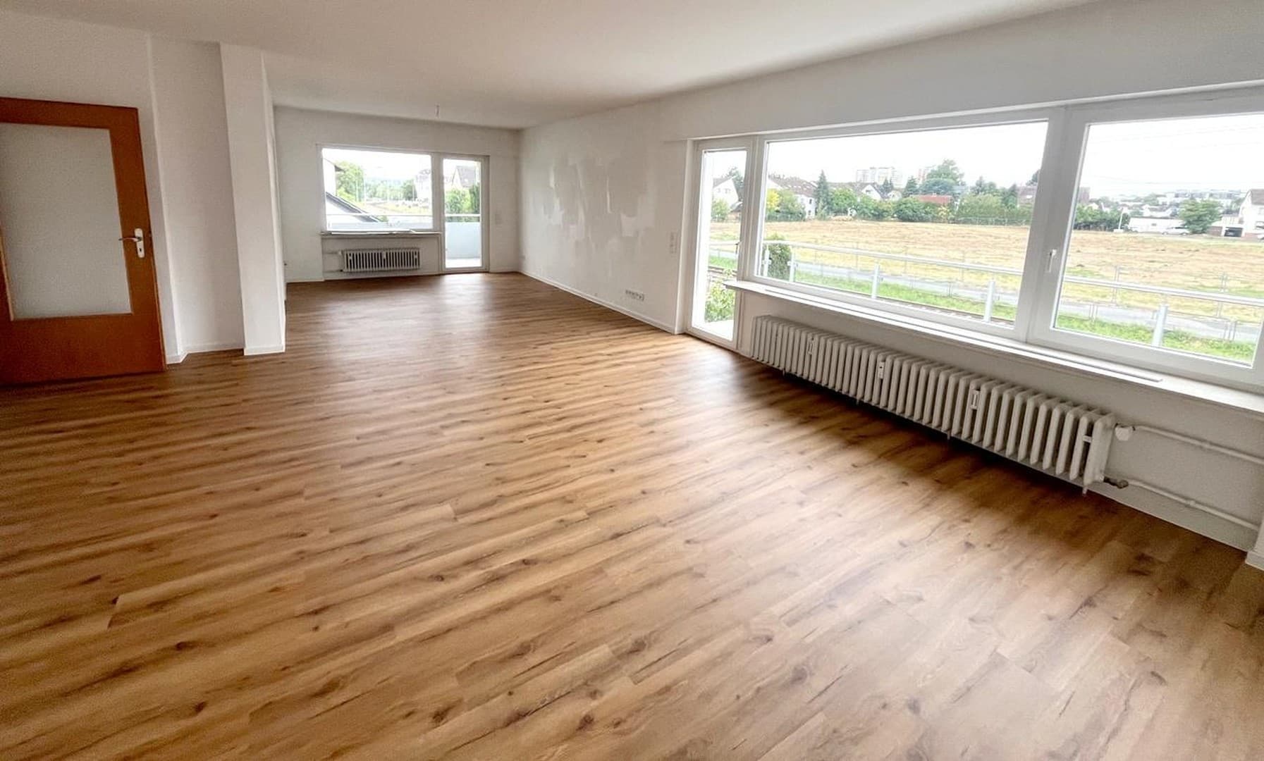 *Viel Platz - 4,5 ZW - 1. OG - großer Balkon - modernes Tageslichtbad*