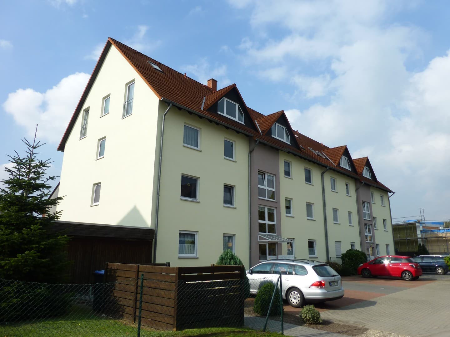 Sehr schöne Dachgeschosswohnung über 2 Etagen in einem gepflegten Haus mit Balkon, Küche, Stellplatz