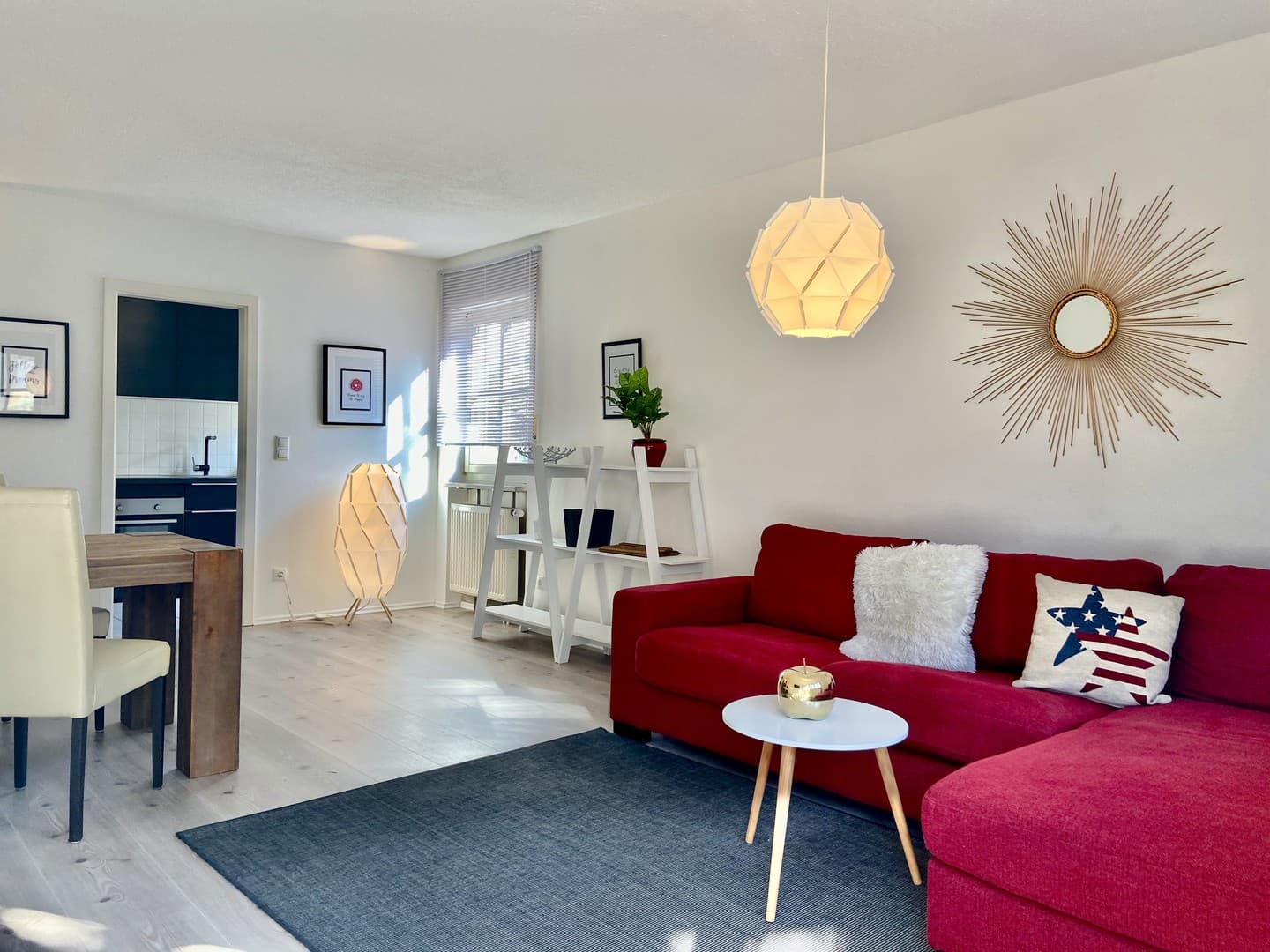 Top möbliert / Fully Furnished: Große 2 Zi-Whg, hell+ruhig, nähe Hbf, Tiefgarage, WLAN