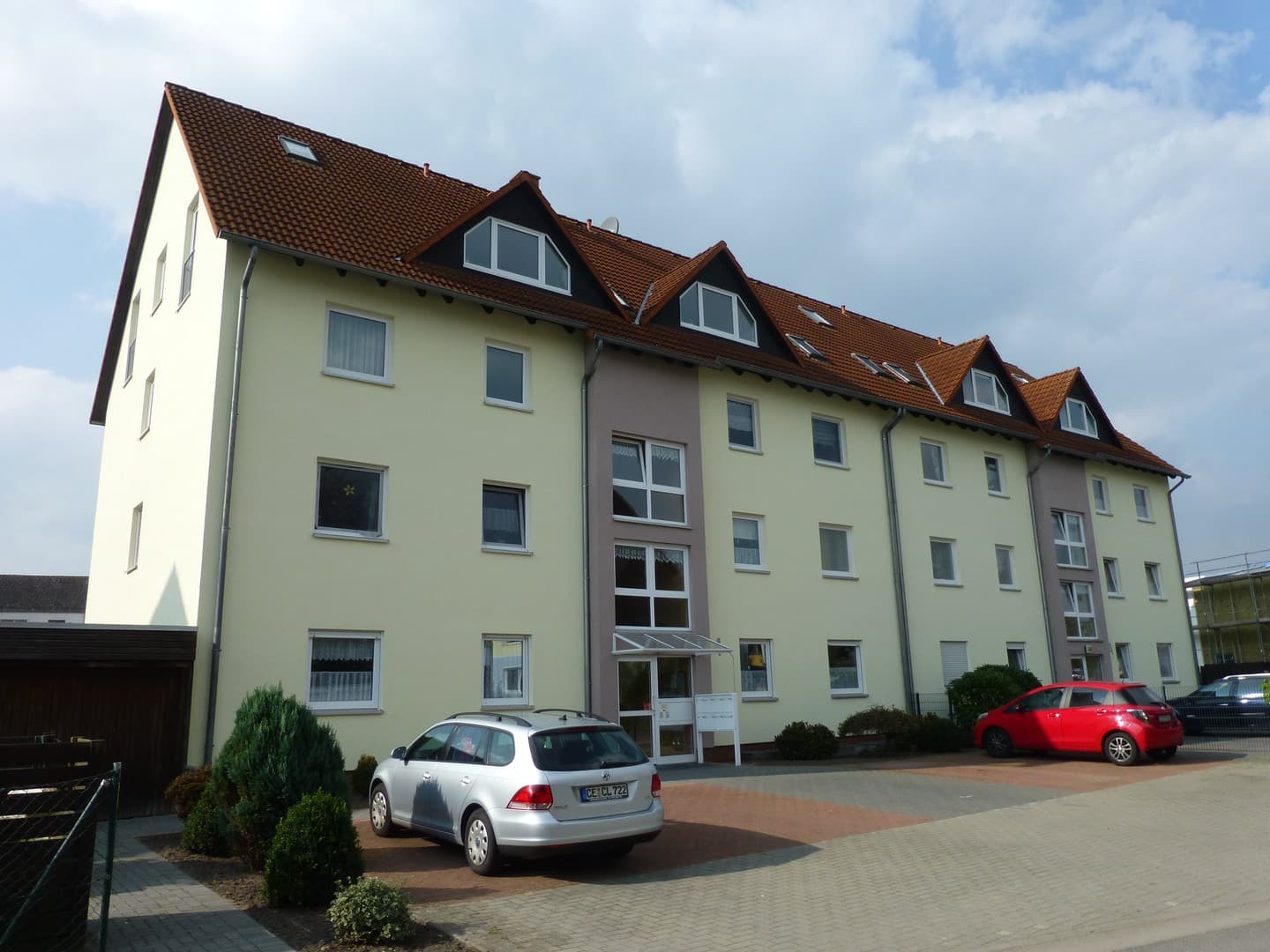 Schöne 3-Zi.-Wohnung mit großem Balkon, Stellplatz, Küche in einem geflegten MFH