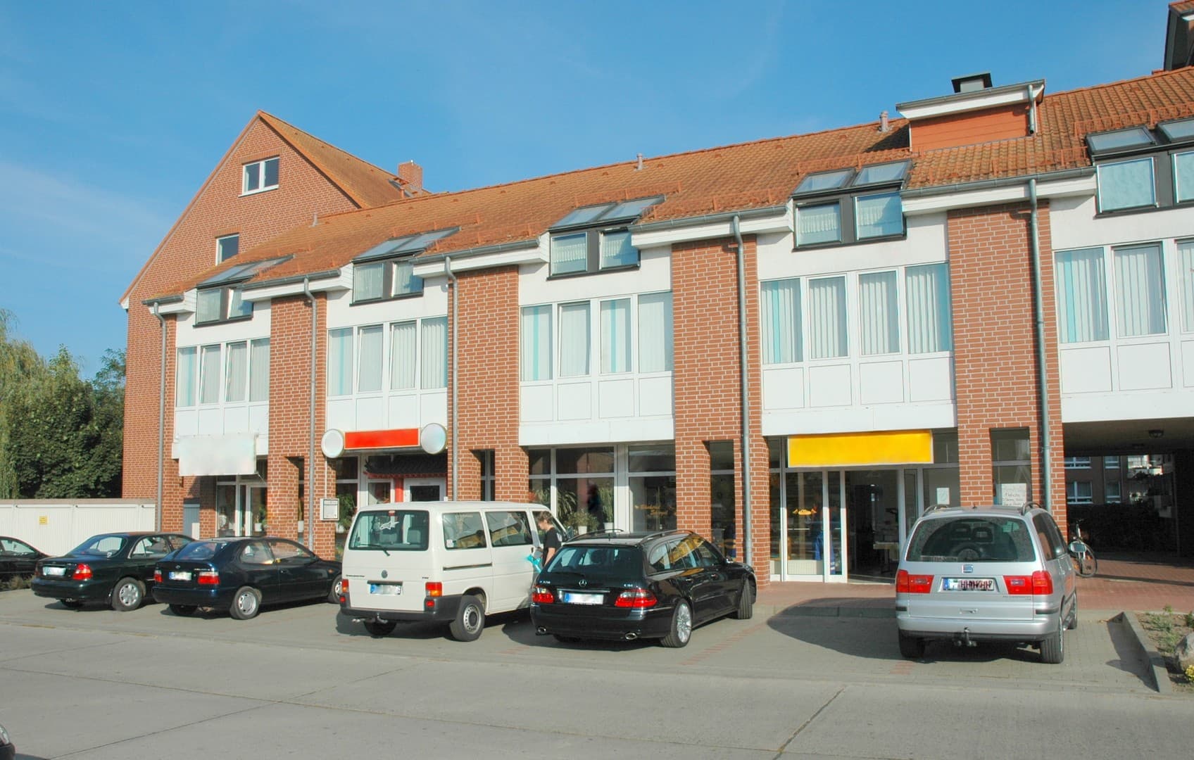 Modernisiertes Haus in einer Wohnanlage inkl. Praxisräume. Sehr gut für Investoren geeignet.