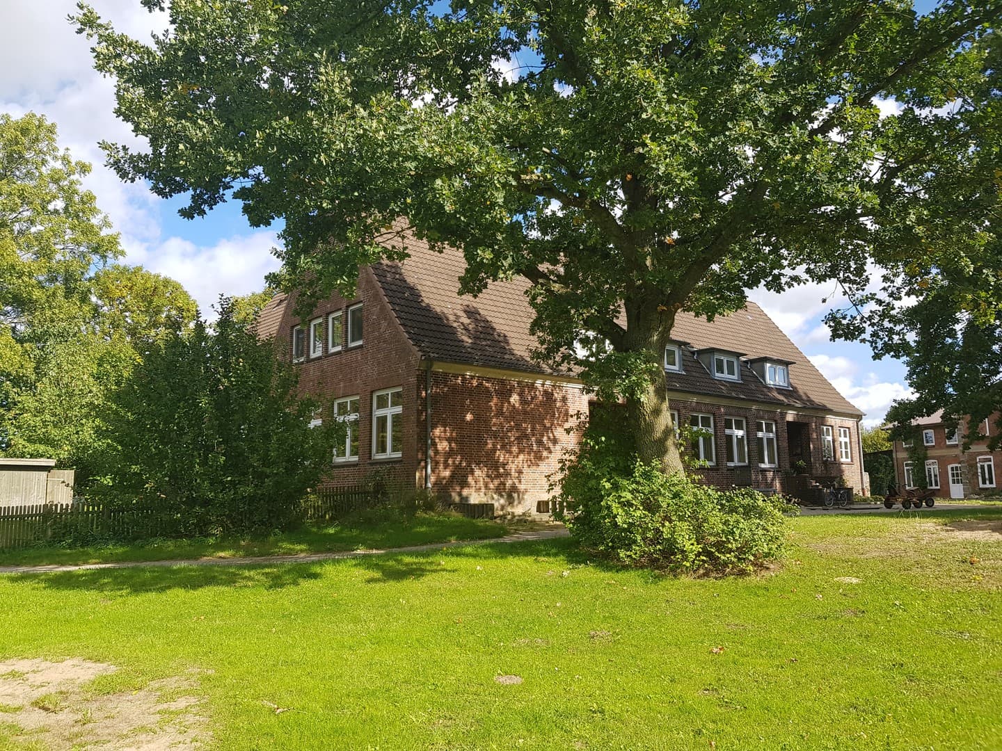 Renovierte 80 m² Wohnung im Erdgeschoss mit Abstellraum, Schuppen und Gartenmitnutzung in Ekenis