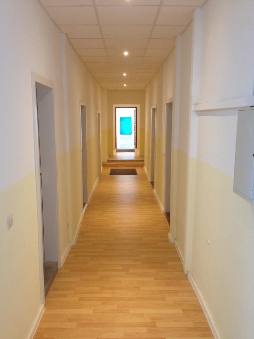 Full-Service-Büroplatz, frisch renoviert + möbliert