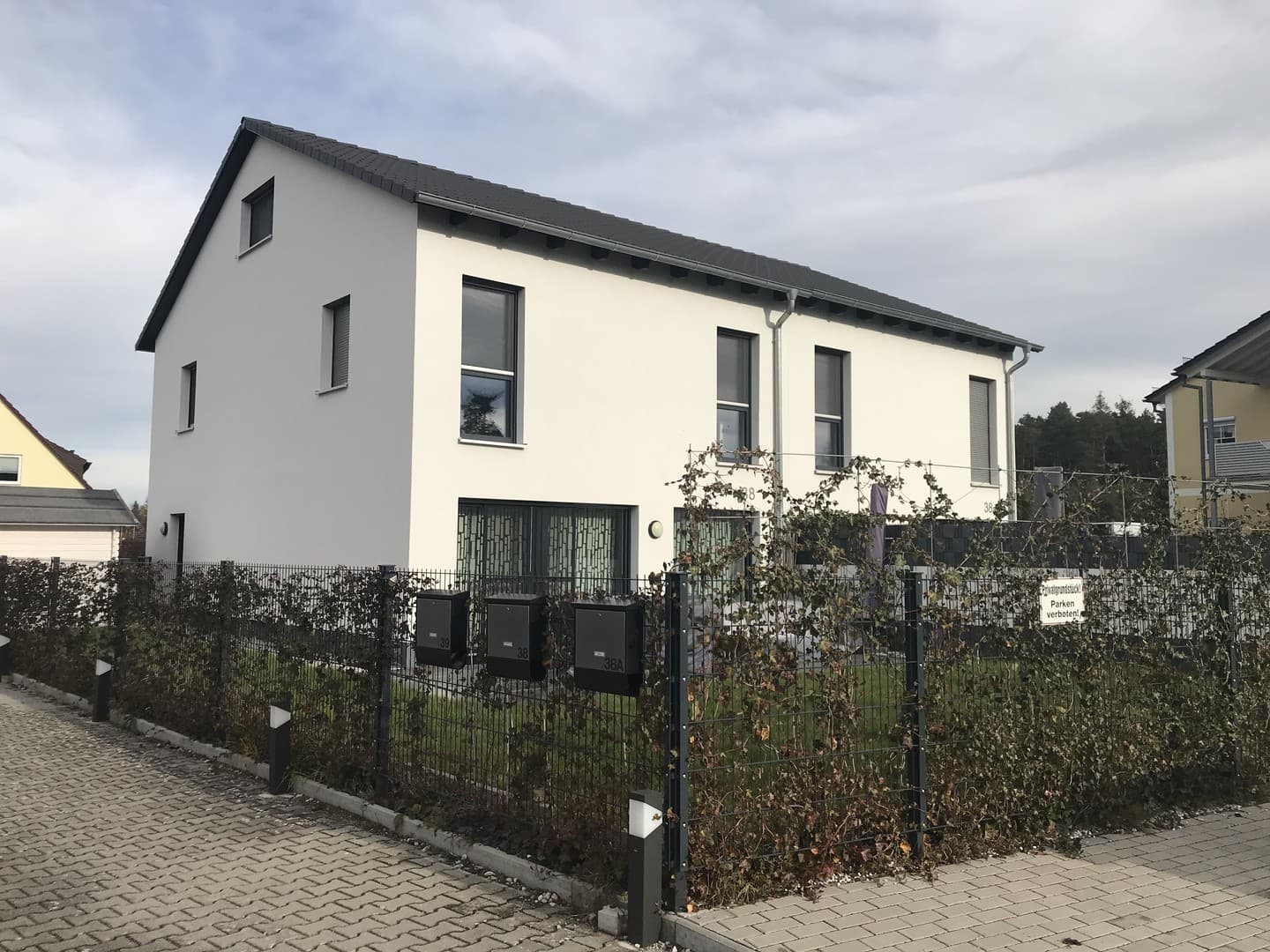 Moderne Doppelhaushälfte am Waldrand | Massivbauweise inkl. 2 Stellplätze | Provisionsfrei
