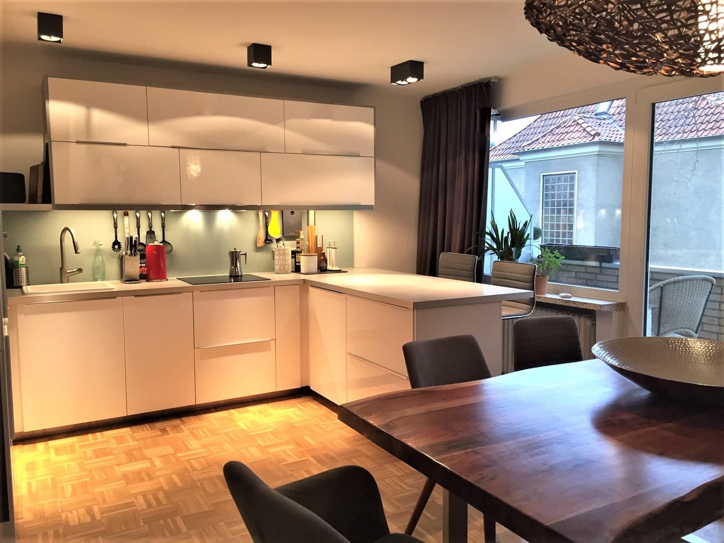Modern, Stilvoll, saniert - zwei Loggien, EBK, Ankleideraum *ohne Provision