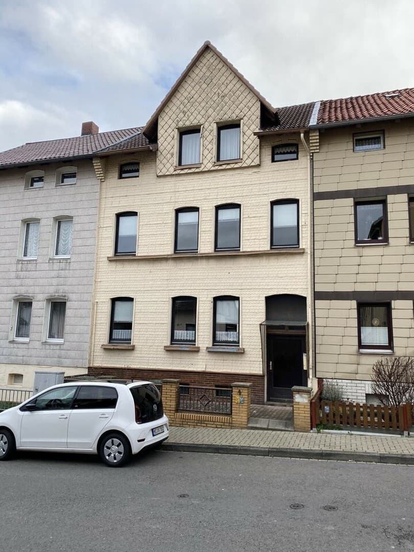 Reihenmittelhaus mit Eigentumsgrundstück mit ausbaufähigem Dachboden!!!