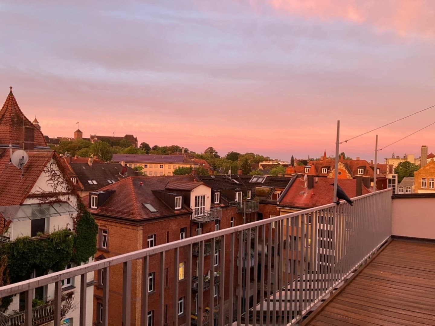 Kaffee mit Burgblick auf XXL-Dachterrasse? Altbauflair, 3 Zimmer, 96 qm, EBK, vollmöbliert. Deins?