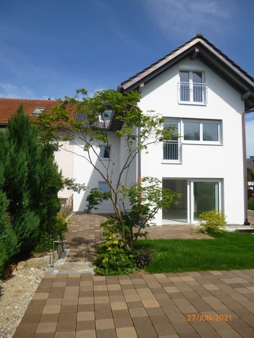 Moderne 3,5-Zimmer-Wohnung mit großer teilüberdachter Terrasse und Garten