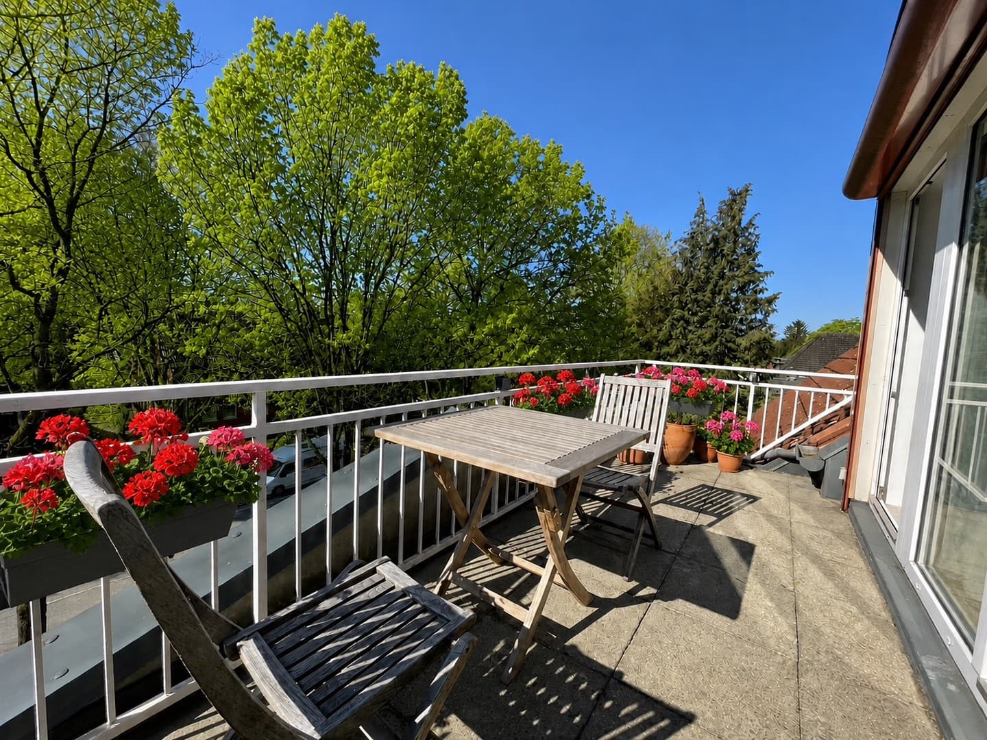 Schöne und freundliche 3-Zimmer-Dachgeschosswohnung mit Balkon und Tiefgarage