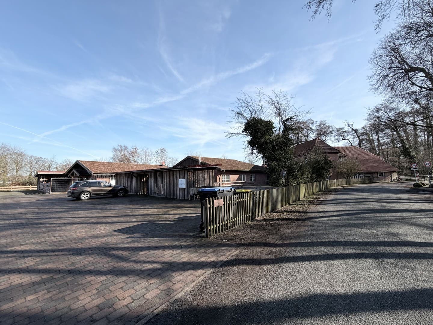 Wohnanlage mit 3 Häuser u. 4 Wohnbereiche je mit Terrassen, Parkplätze u. Abstellräume