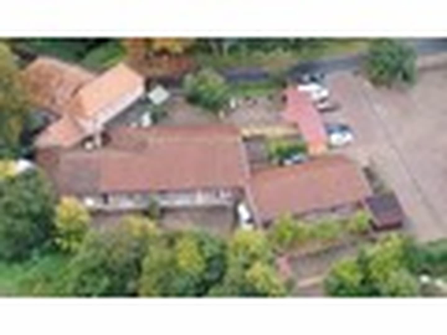 Wohnanlage mit 3 Häuser u. 4 Wohnbereiche je mit Terrassen, Parkplätze u. Abstellräume