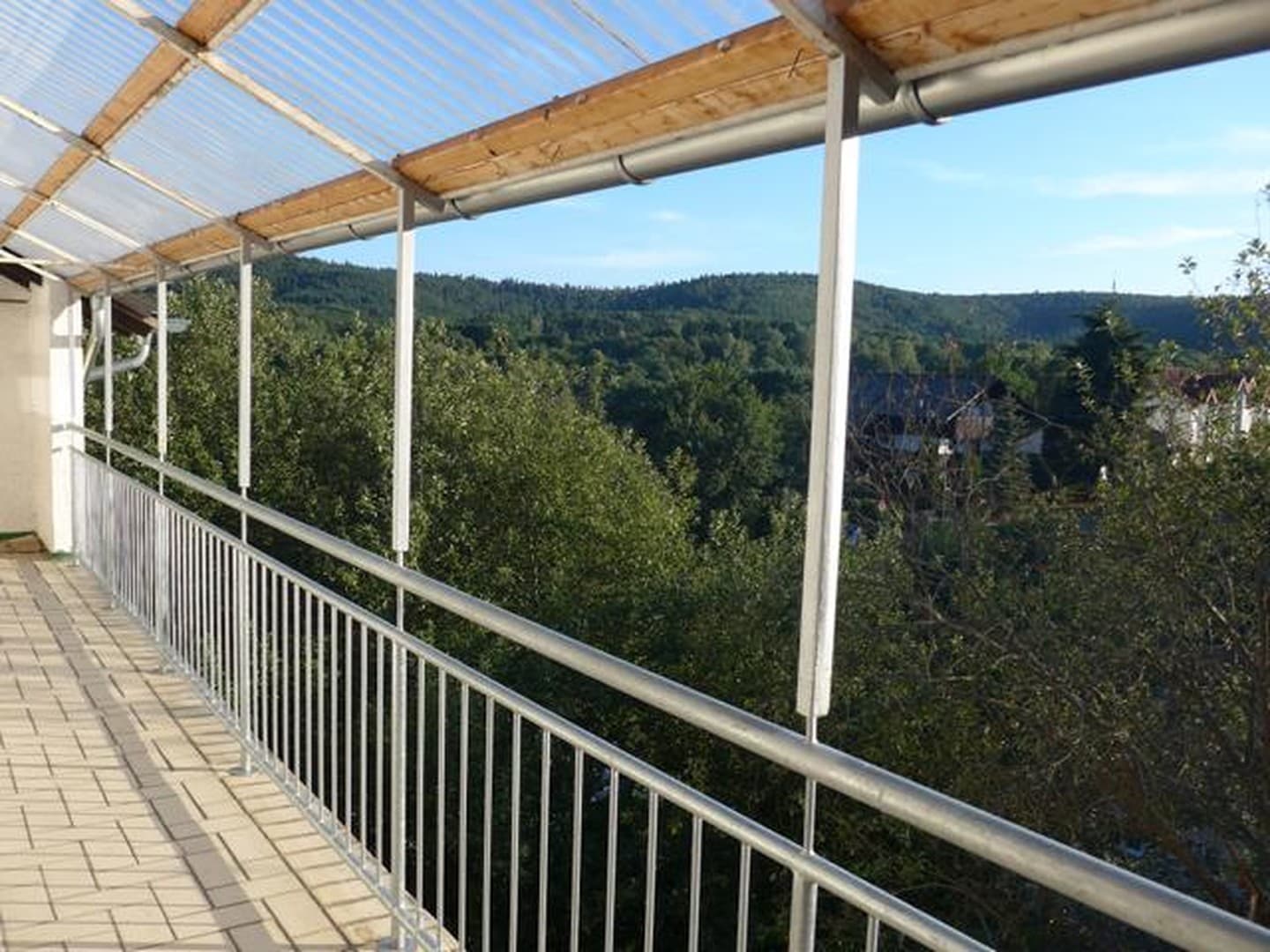 mit Balkon: helle großzügige 3-Zimmer-Wohnung + Wohnküche + Bad + ca 80qm Speicher