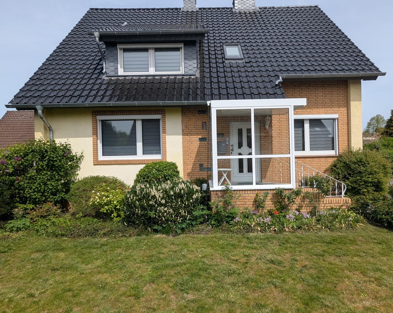 Zweifamilienhaus mit zwei Garagen und großem Garten