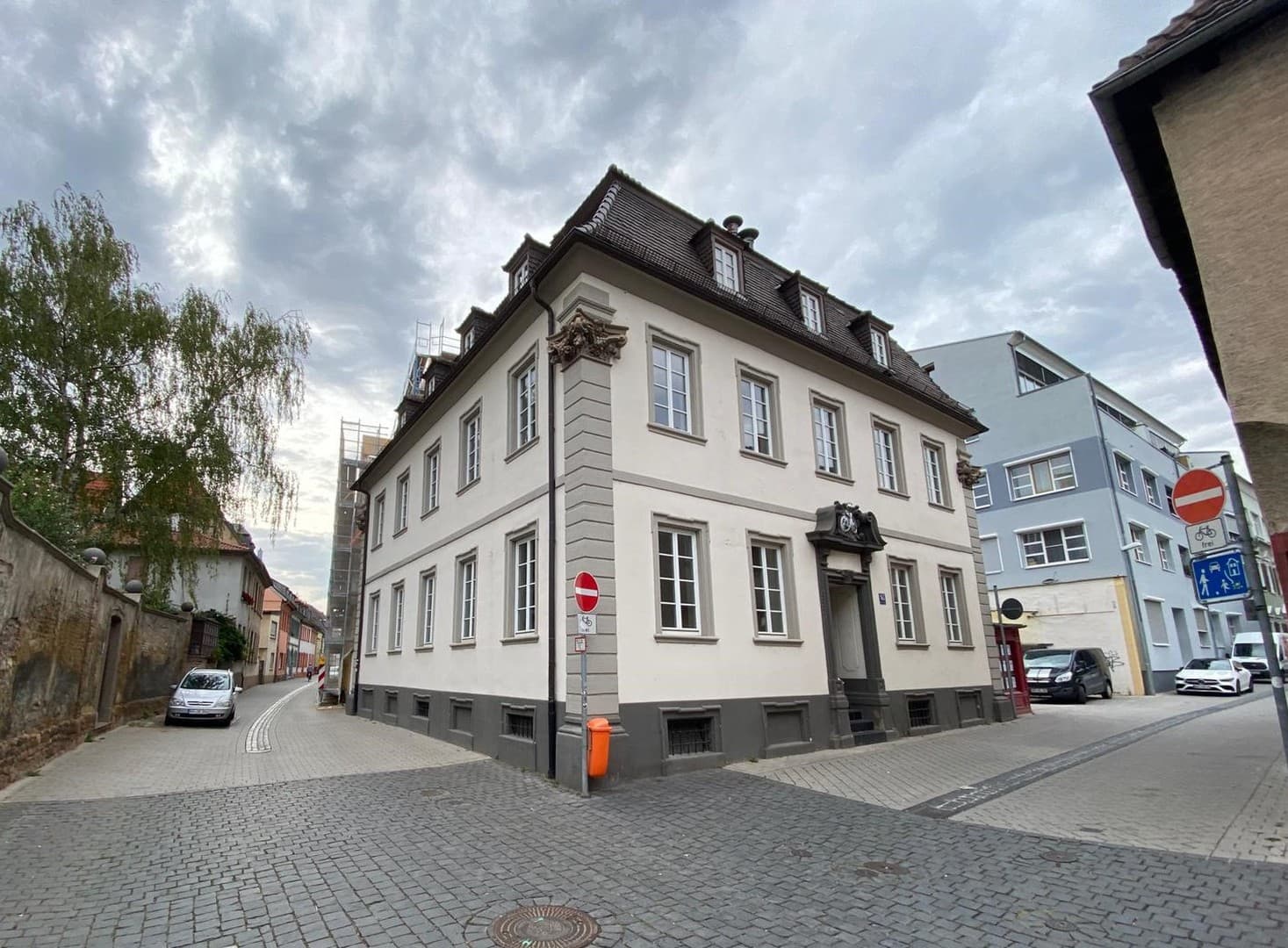 Helle Altbau-Stadtvilla 3-Zimmer-Erdgeschosswohnung inkl. moderner Einbauküche, Stadtzentrum