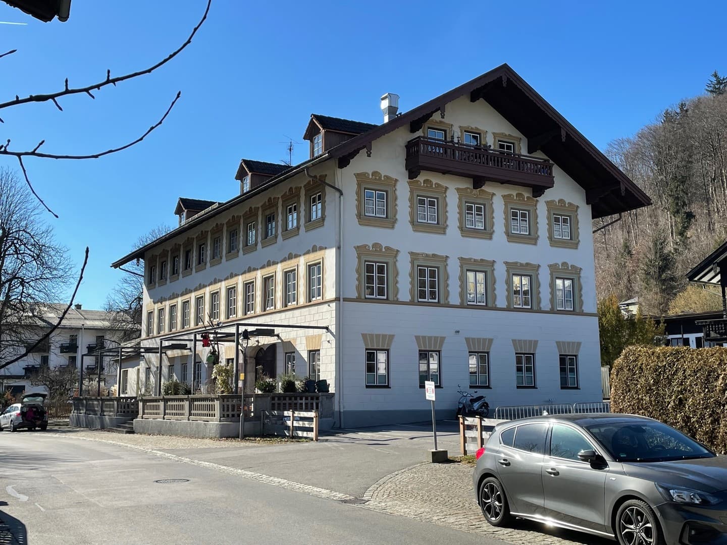 Neuwertige Erdgeschoss Wohnung mit gehobener Ausstattung und herausragender Architektur