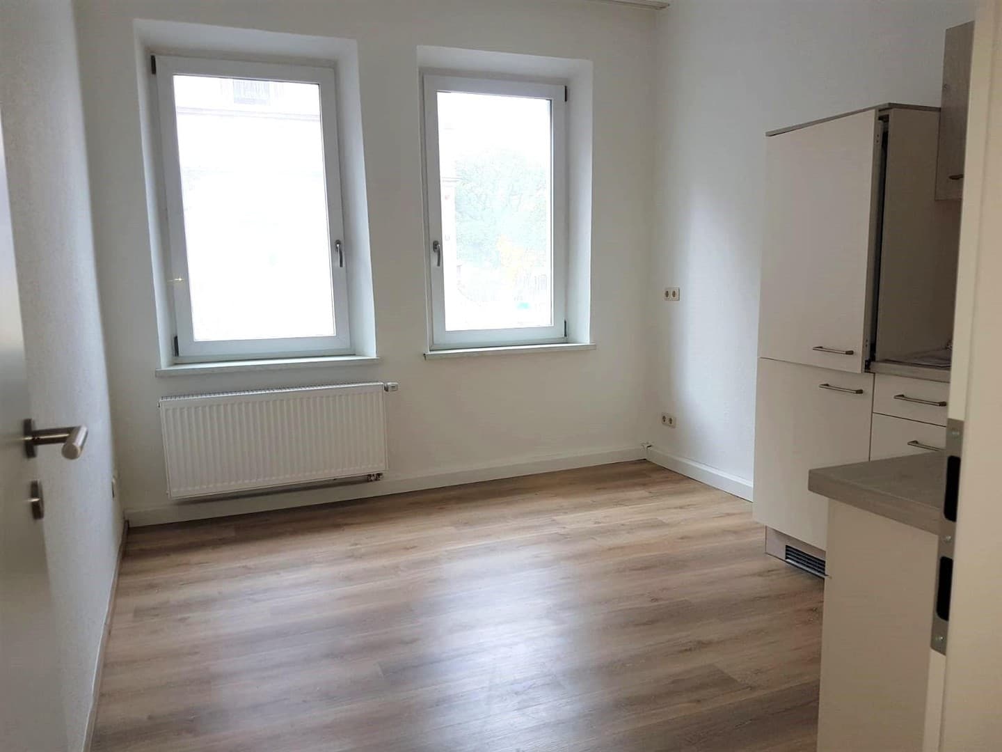 Sanierte 1-Zimmerwohnung mit geräumiger Einbauküche und hellem Bad in St. Leonhard