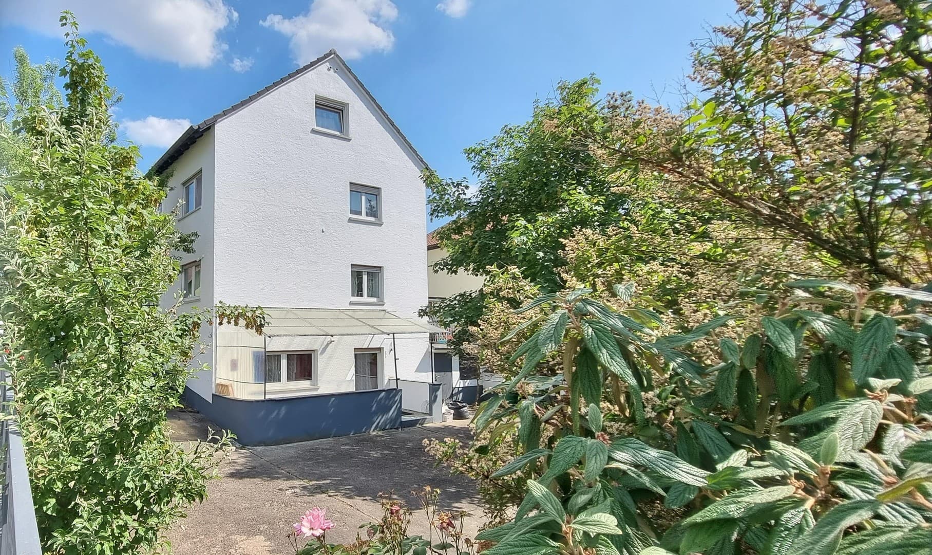 Freistehende Mehrfamilienhaus mit 10 Zimmer und 3 Garagen in Bensheim