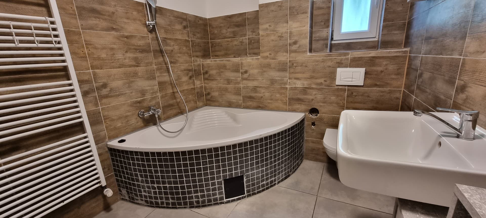 Sehr schöne teilmöblierte 4 Zimmer 103 qm DG Maisonette Wohnung mit EBK, Balkon usw.