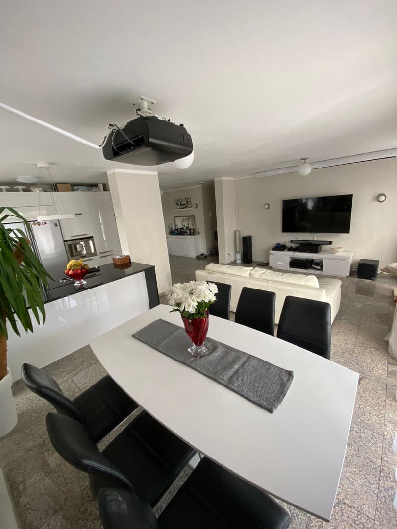 Großzügige Terrassenwohnung mit Garten, Garage & separatem Hobbyraum