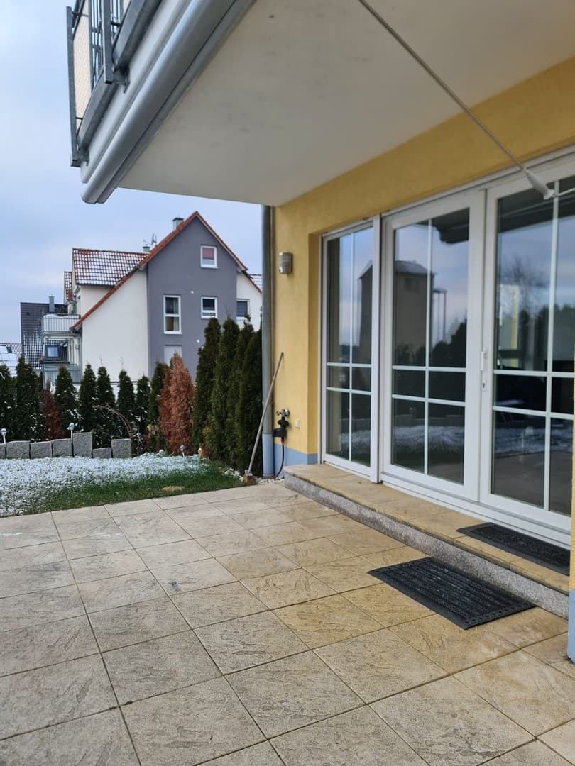 Große Terrassenwohnung + Hobbyraum