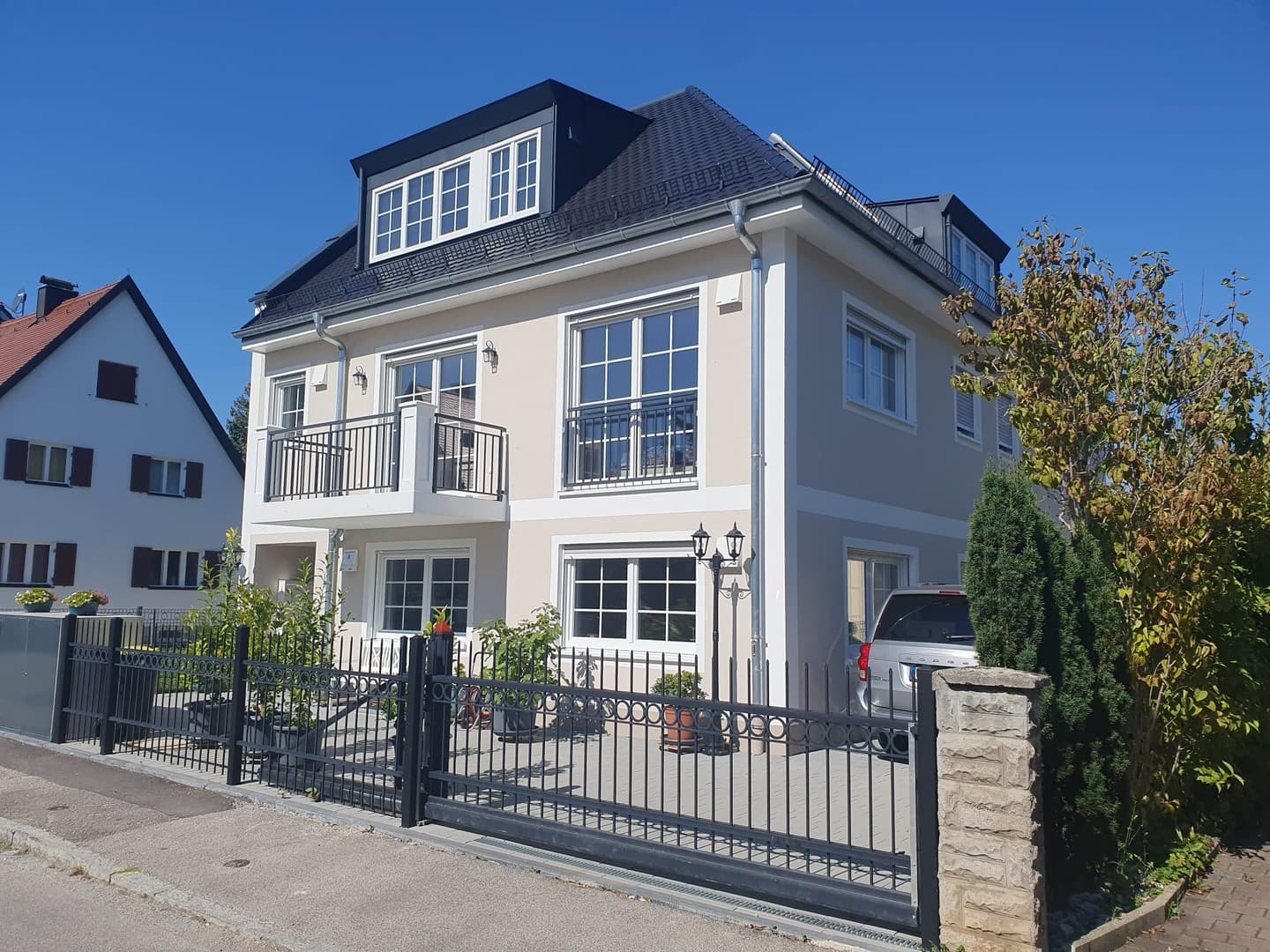 Exklusive möblierte Dachterrassenwohnung in Solln – eigener Lift & ruhige Villenlage