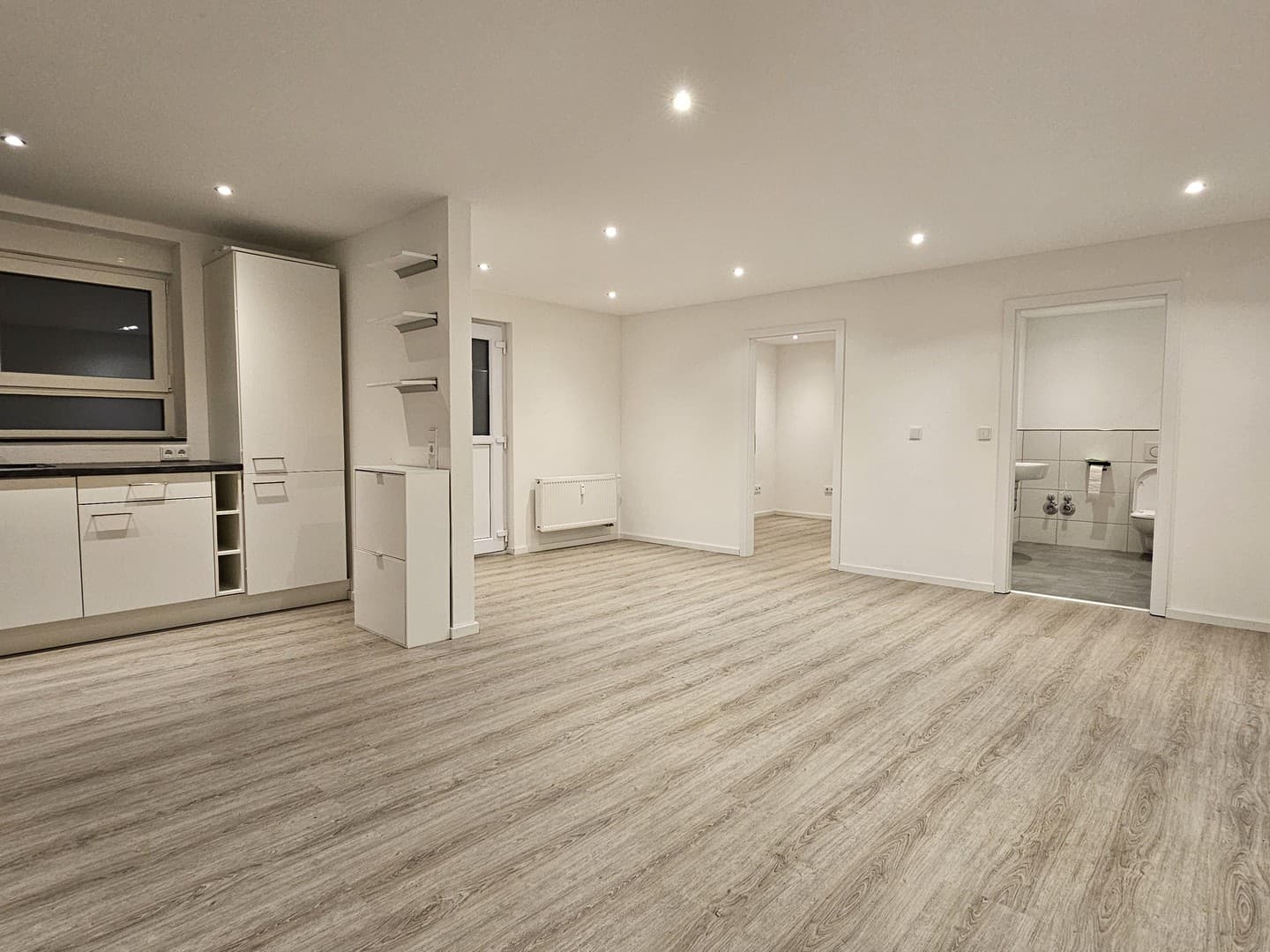 Moderne 4-Zi.-Wohnung mit Küche u. Garage in TBB