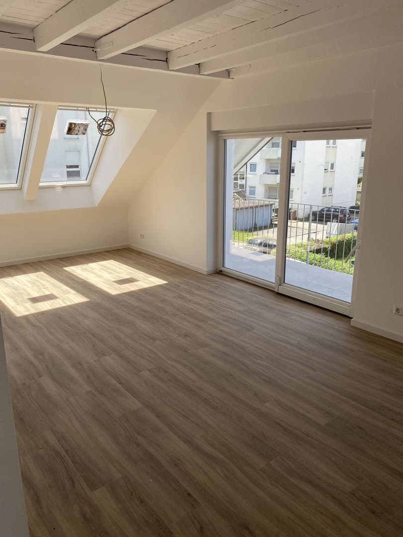 Lichtdurchflutete 2,5-Zimmer-Dachgeschosswohnung mit großem Balkon & Fußbodenheizung