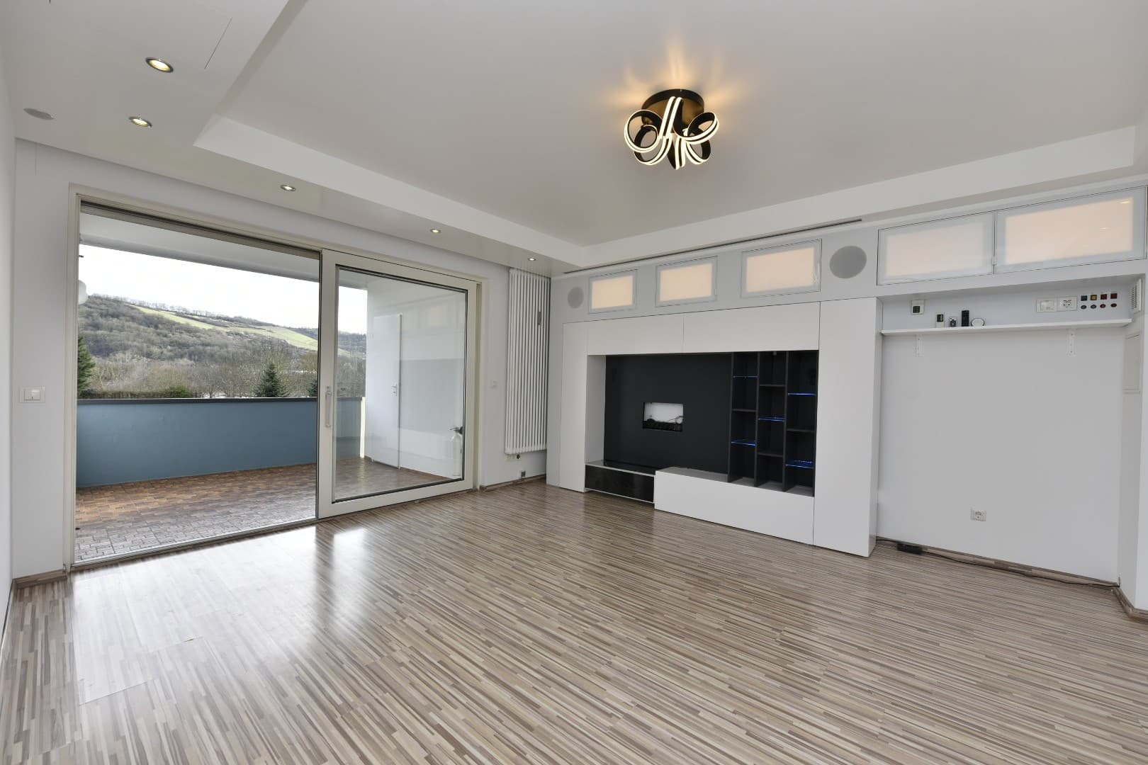 Hochwertig sanierte 2-Zimmer-Wohnung mit Moselblick, Balkon & Terrasse (Möbeliert)