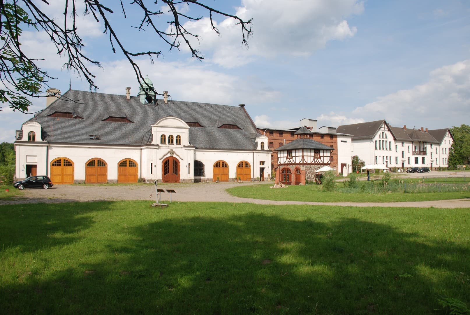 Atelier/Praxis/Gastro/Touristik/Büro/LOFT +++ in GUTSANLAGE (12 Geb. + 6 ha. Gr.) Nähe Müritz!