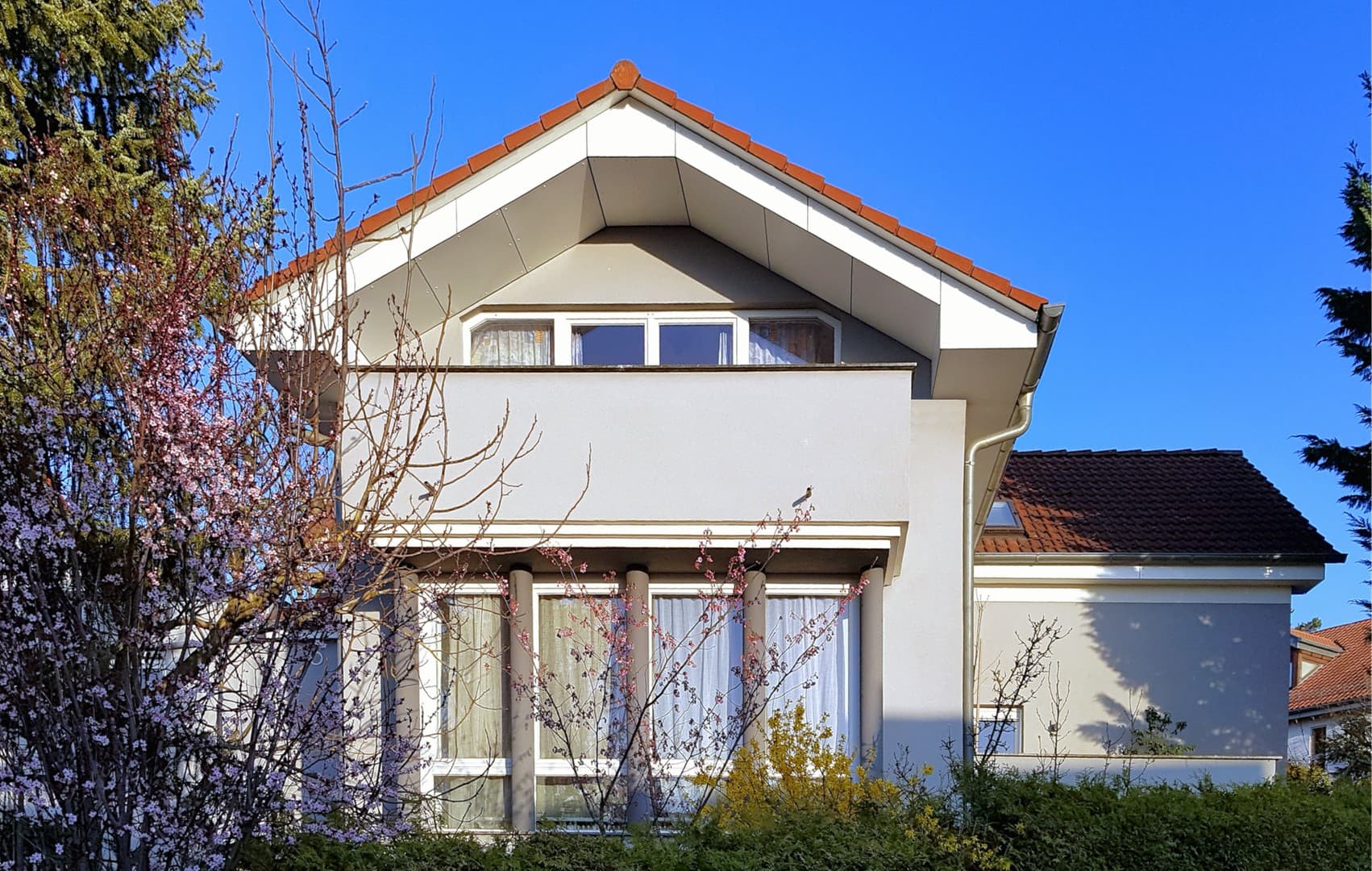 Panoramablick & Platzwunder: ca. 285m² Architektenhaus (Energie B), Einliegerwohnung & Praxis-Loft