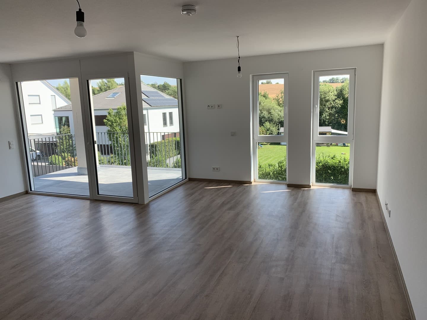 Premium 3-Zimmer-Wohnung mit 2 Balkonen, tollem Ausblick und EBK in Feldrandlage! A+