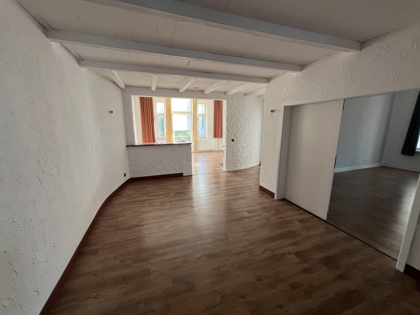 Sanierte, großzügige 3,5-Zimmer Altbauwohnung mit Balkon in zentraler, ruhiger Lage