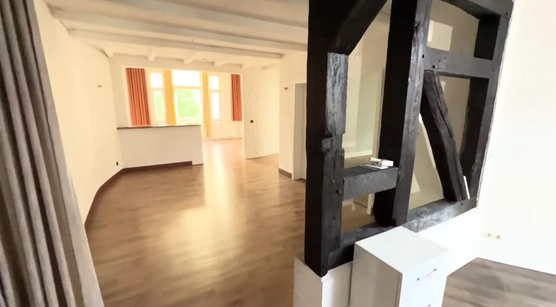 Saniert: Traumhafte 3,5-Zi.-Altbauwohnung mit Kamin, EBK & Balkon – ideal für Paare & Homeoffice