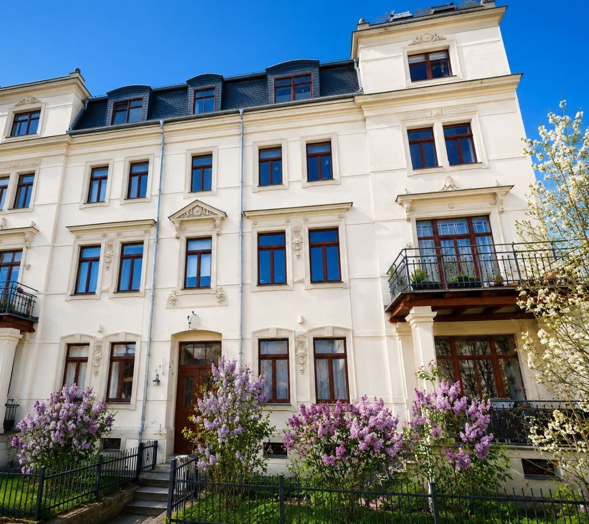 Kaßberg: Charmante 2-Zimmer-Altbauwohnung im Denkmalaltbau mit Wintergarten & Stellplatz