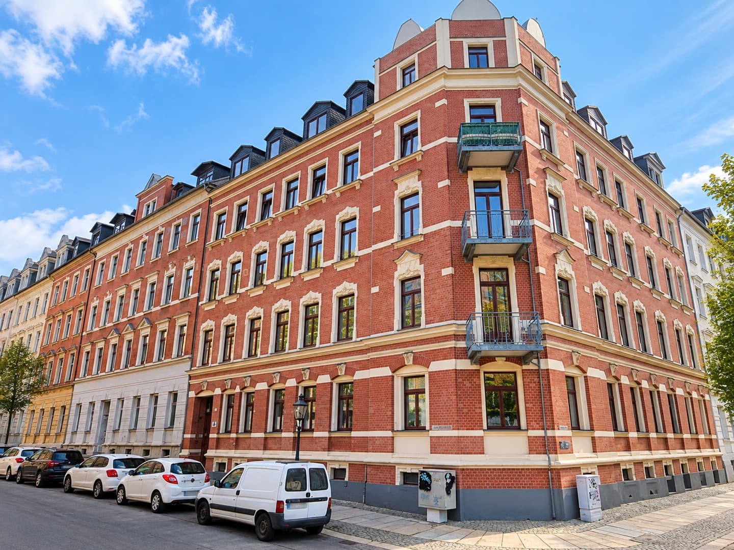 Charmante, modernisierte 2-Zimmer-Wohnung im historischen MFH mit Balkon und EBK - 6% Rendite