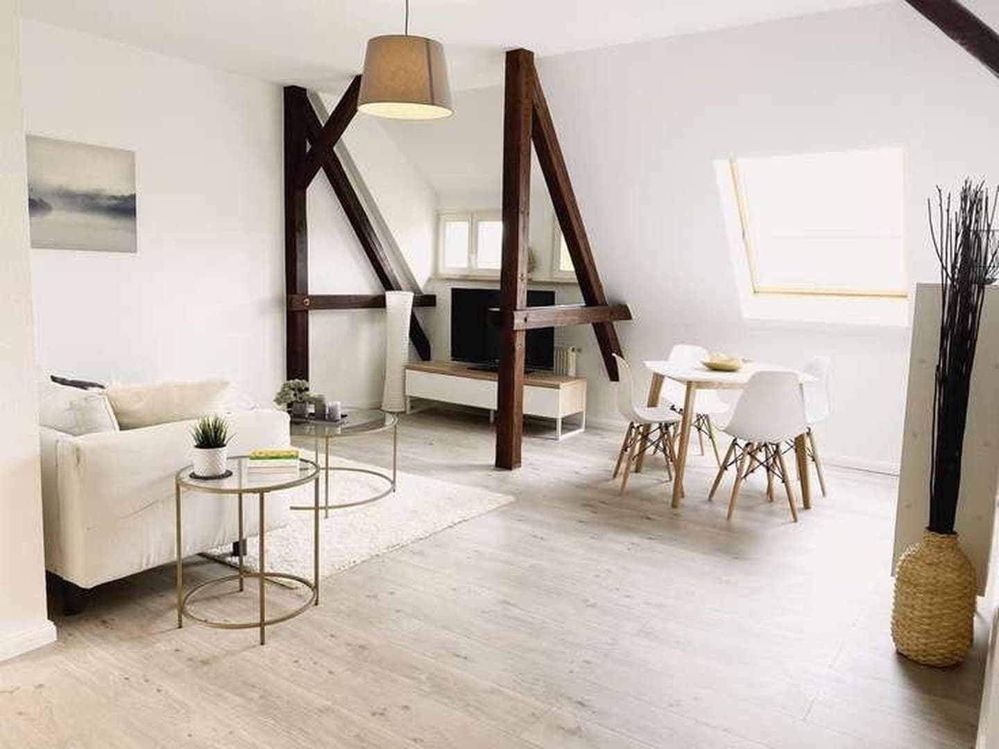 Helle 2-Zimmer-Dachgeschosswohnung mit Loggia & charmanten Holzbalken