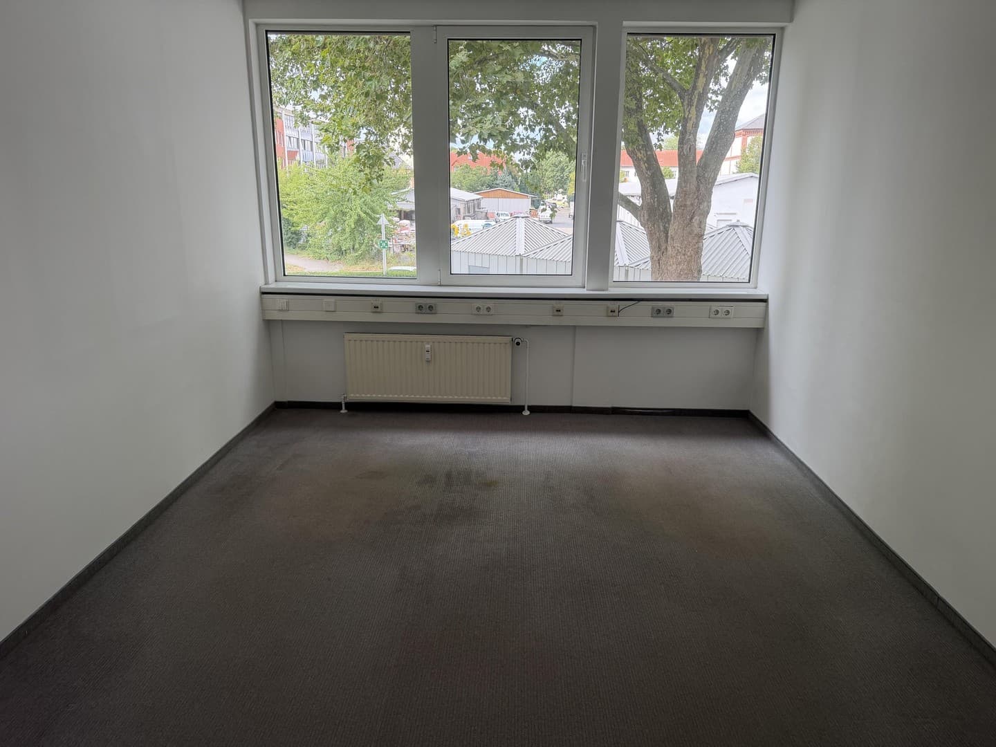 17m² Büro mit Parkplatz, Kantine, Glasfaser usw.