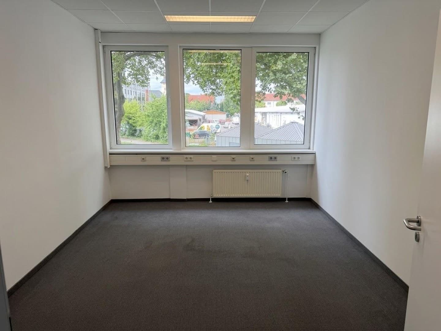 17m² Büro mit Parkplatz, Kantine, Glasfaser usw.