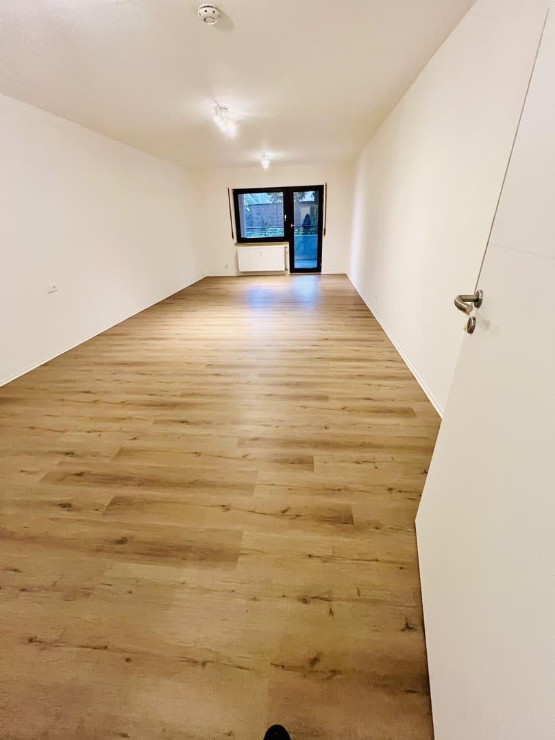 Kernstadt: Moderne 1,5 Zi Wohnung mit EBK, TG Stellplatz, Terrasse, Aufzug uvm.