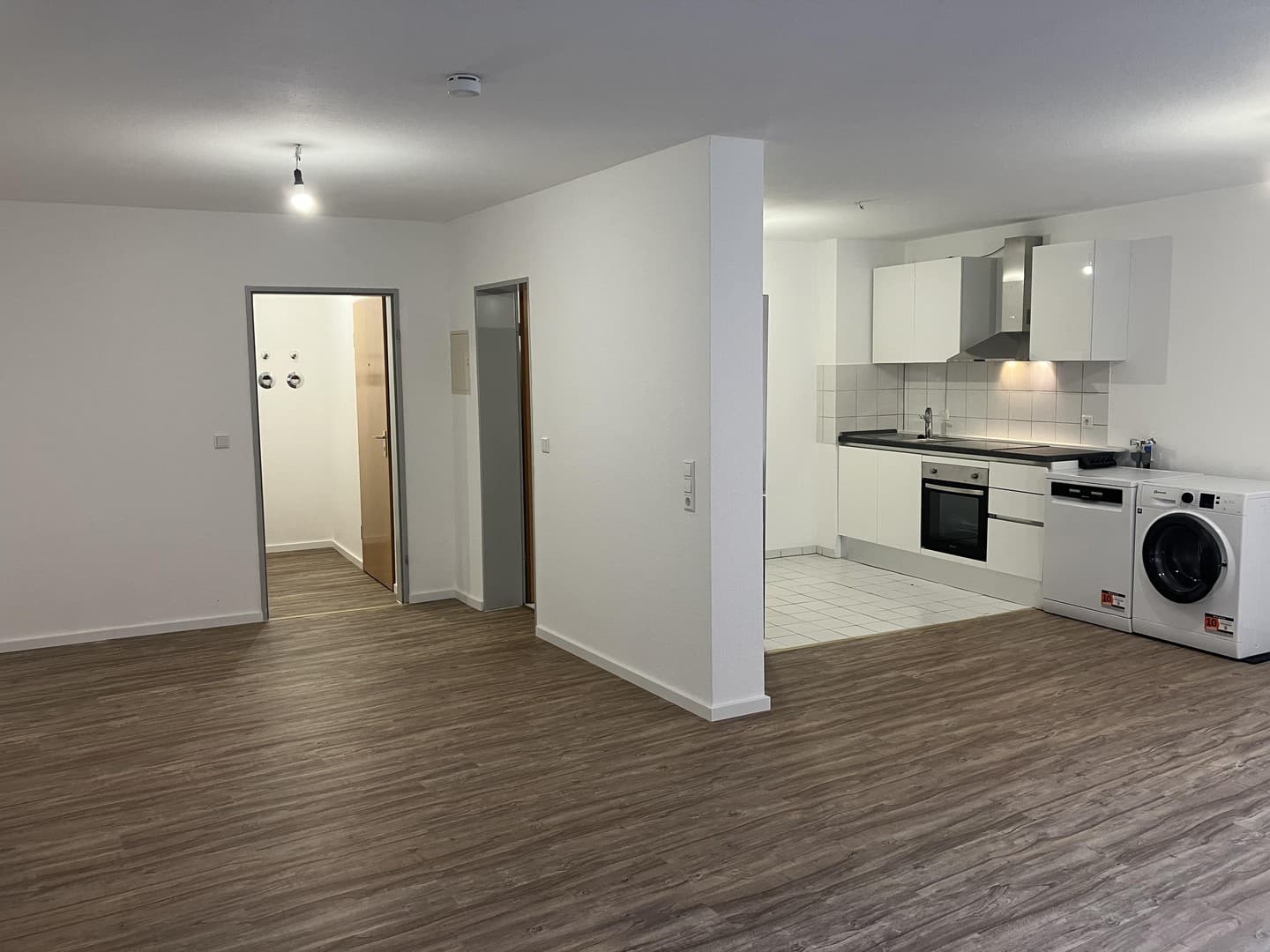 Neu sanierte und zentral gelegene 1.5-Zimmer Wohnung, mit Balkon, EBK und TG Stellplatz
