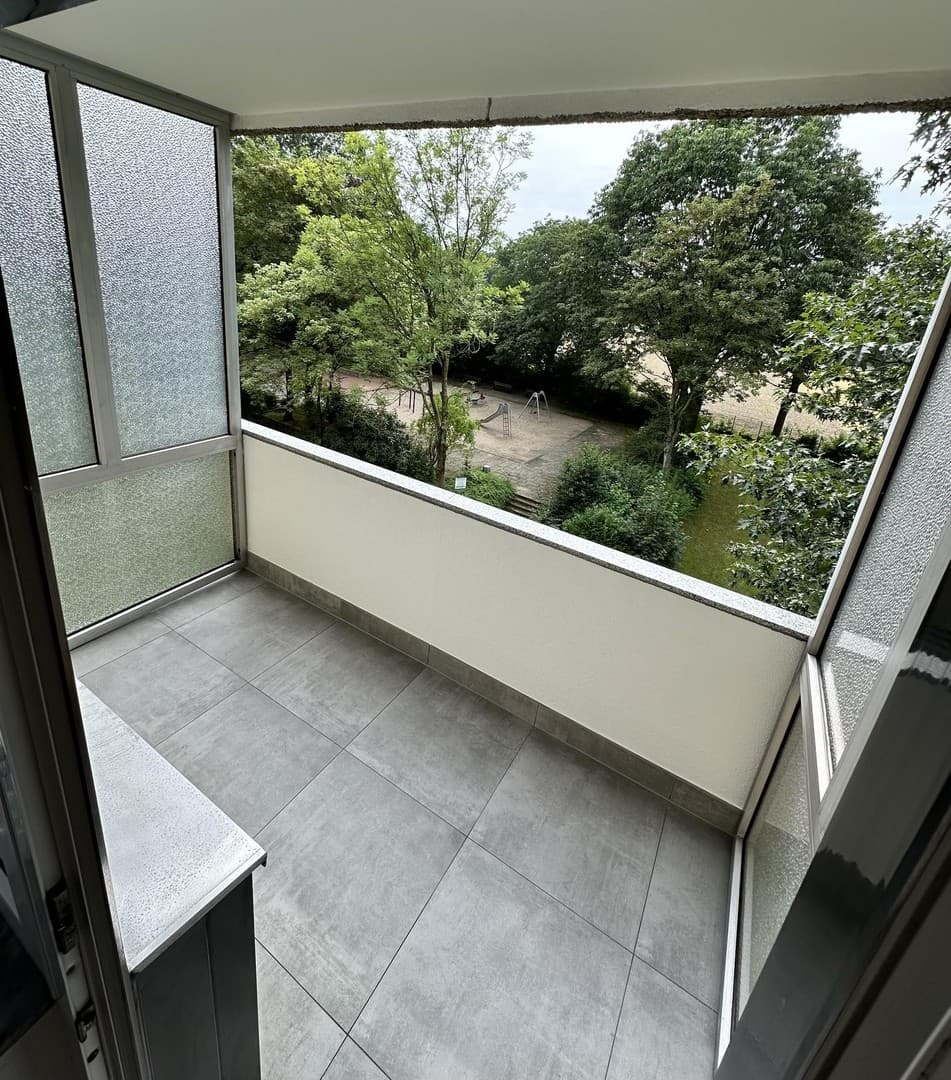 Kernsanierte Provisionsfreie Eigentumswohnung 3,5 Zimmer Wohnung Balkon Aufzug