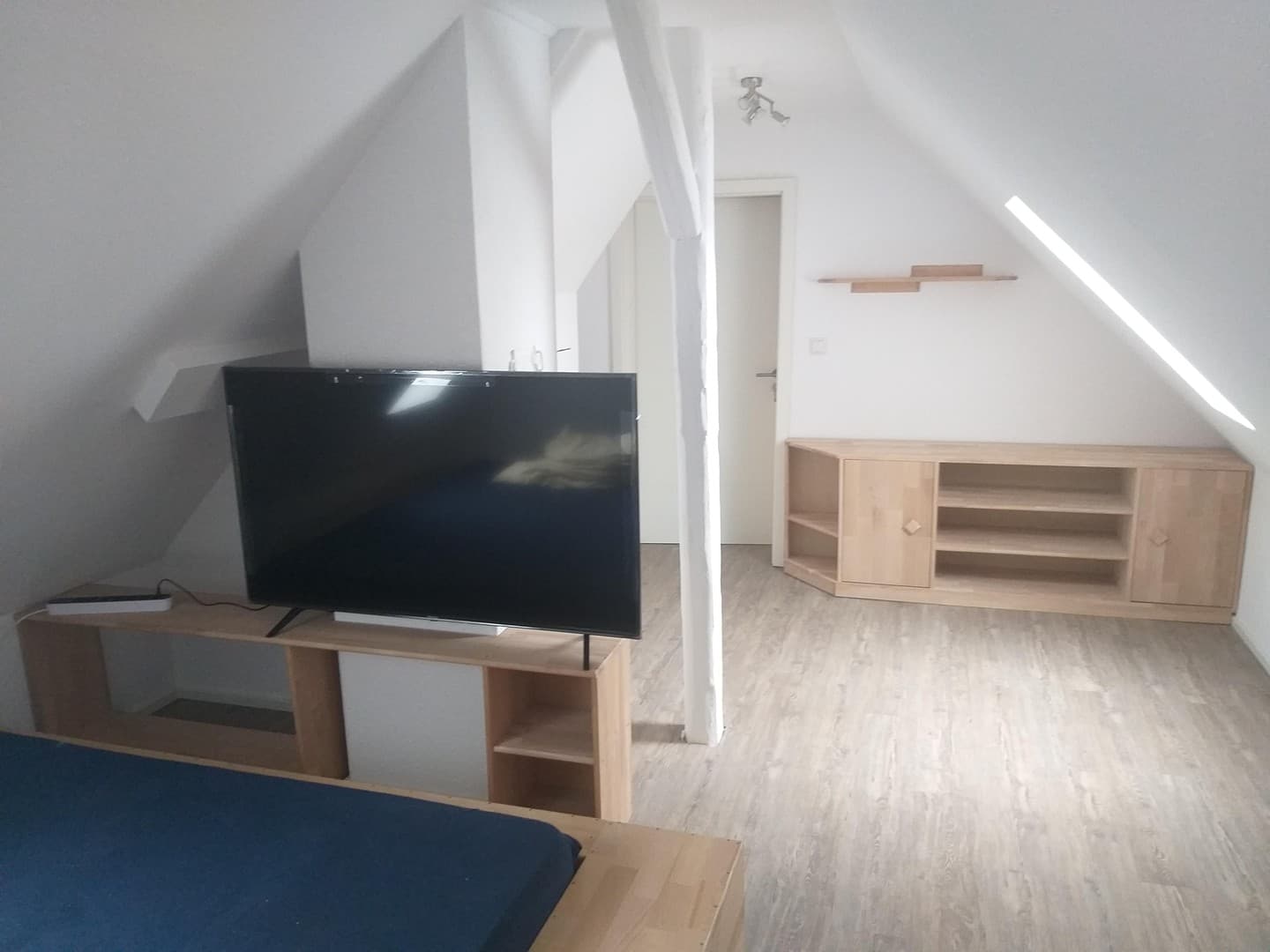 Ein möbliertes Zimmer in einer Wohngemeinschaft (WG)