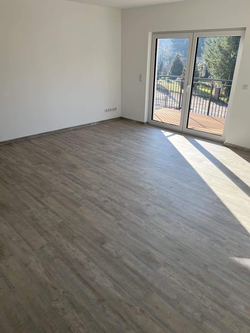 Möbiliertes Zimmer mit Balkon, Küche und Badezimmer