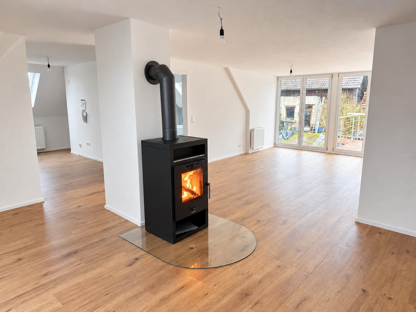 Sanierte Maisonette-Wohnung mit großzügigem Wohnbereich, hochwertiger Küche & Balkon
