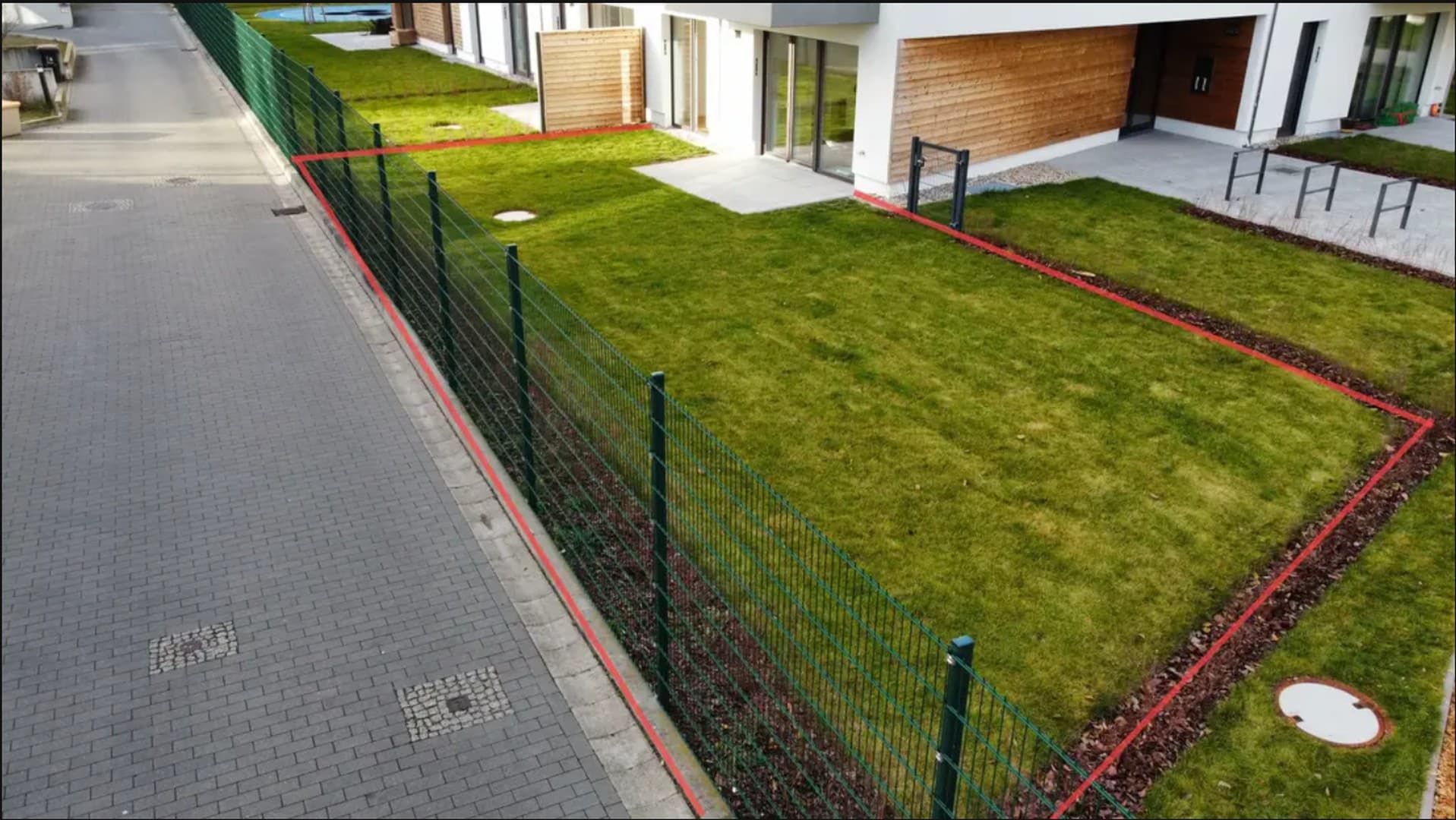 Stilvolle 2-Raum-EG-Wohnung mit ca. 140qm Garten und Einbauküche (Neubau)