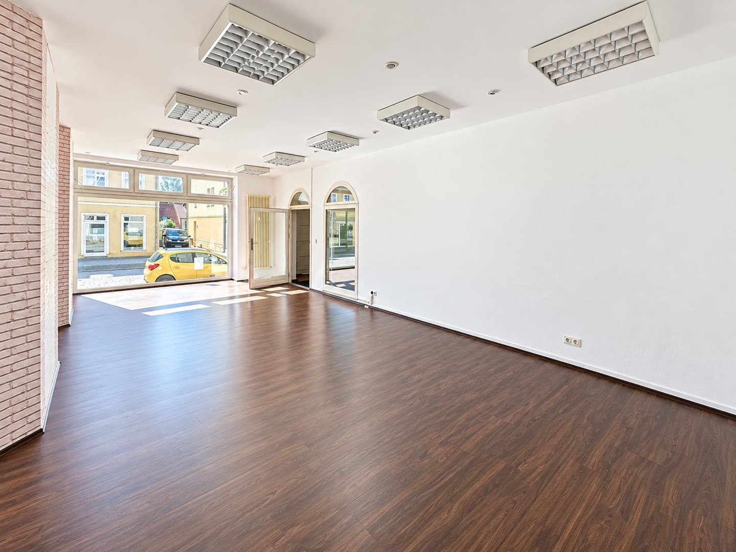 Einzelhandel oder Büro in guter Lage von Neustrelitz mit Fensterfront